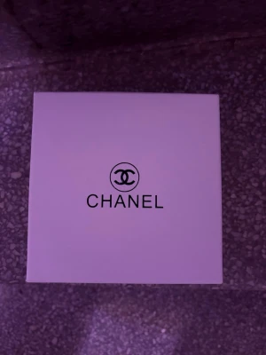 Svart Chanel bälte i skinn - Säljer ett svart bälte från Chanel i äkta skinn. Bältet kommer i originalförpackning med klassisk Chanel-logga på boxen. Perfekt accessoar för att lyfta vilken outfit som helst.