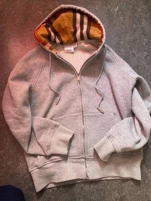 Burbery tröja  - Burbery tröja tar inte imot Refund 