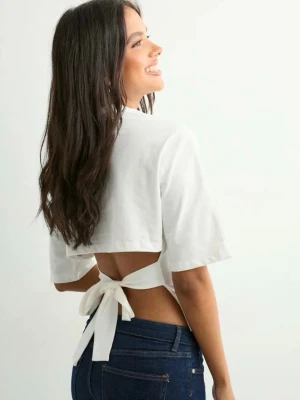 Vit croppad topp med knyt i ryggen - Trendig vit croppad topp med korta ärmar och öppen rygg som knyts med breda band bak. Perfekt för dig som vill ha en unik och luftig look. Passar snyggt till både jeans och kjol.