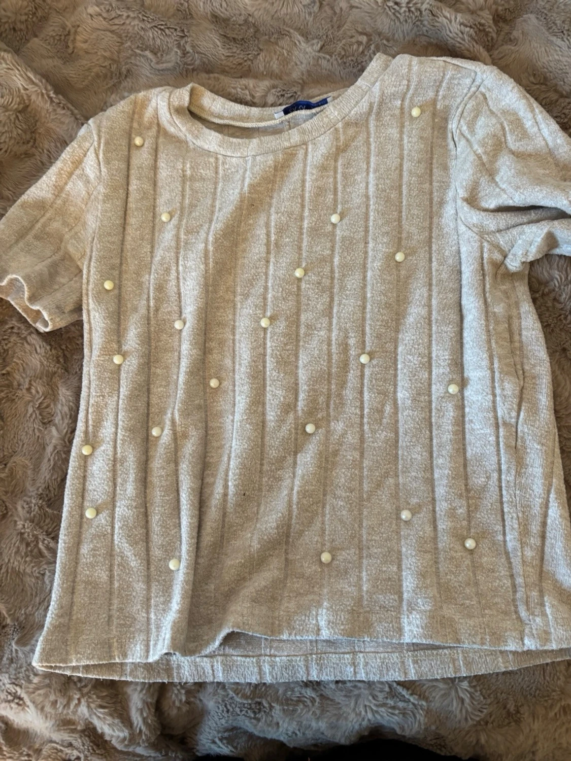 Beige ribbad topp med pärlor