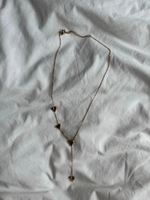 guld halsband med hjärtan - aldrig använt
