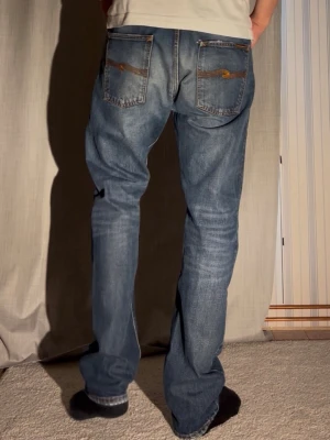 Nudie Jeans 32/32 Steady Eddie - Säljer nu dessa galet feta jeansen från Nudie, modell steady Eddie storlek 34/32 men sitter mer som 32 i midjan Modellen är 188cm och väger 78kg  Total längd: 106 Benöppning: 19 Midja: 43  Priset kan som alltid diskuteras, hör av er vid minsta fundering! Mvh Charlie
