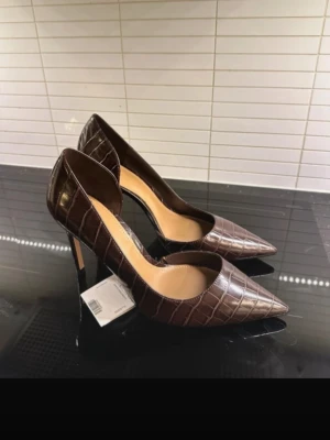 Klackar skor - Helt nya och oanvända klackar skor från mango. Storlek 39 men passar alla som har 38/39 🩷🌸🍇 
