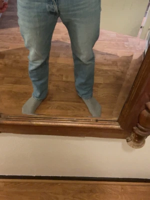 Ljusblå raka jeans  - Jeansen är i gott skick å är större i storleken skulle nästan säga lite baggy och är tillverkade i ett slitstarkt denimtyg. Priset kan förhandlas 