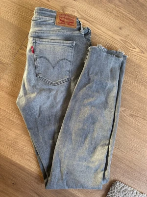 Grå skinny jeans från Levis - Snygga grå skinny jeans från Levi's. Jeansen är mycket stretchiga och har skön passform. Använda ett fåtal gånger. Strl W28 L32🩶