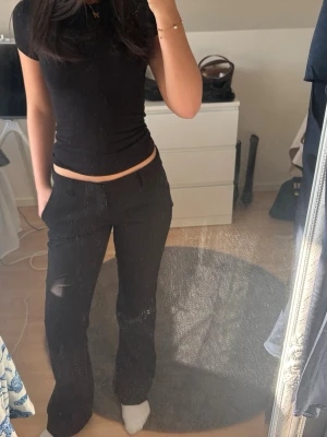 Svarta kostymbyxor med utsvängda ben - Säljer ett par svarta kostymbyxor med utsvängda ben och klassisk midja.