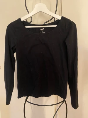 Svart långärmad tröja från Lager 157 - I gott skick fast den använts många gånger. (Tvättas självklart innan den skickas och allt hår tas bort)