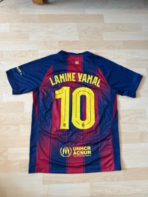 #10 Lamine Yamal FC Barcelona Hemma Kit 2025/26 - Stilren fotbollströja i helt nytt skick. Tröjan har inte använts en endaste sekund.