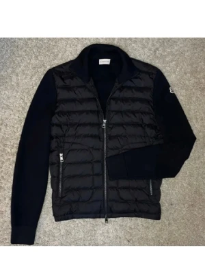 Svart moncler cardigan - Moncler tricot cardigan jacka i super fint skick! | storlek M med skulle säga att den passar bättre S | säljer till ett bättre pris då jag inte har något kvitto! Jackan har tags och alla funktioner men har som sagt inget kvitto | hör gärna av dig vid frågor eller funderingar!🙌 Pris kan diskuteras!