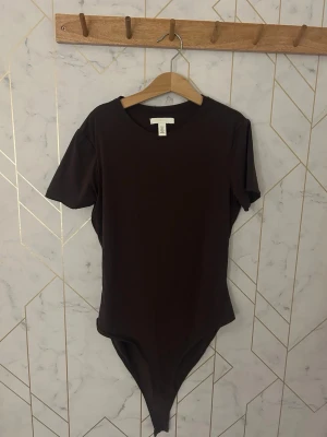 Brun tshirt body  - Jätte fin brun body från h&m som är i det skönaste materialet❣️Aldrig använd☺️