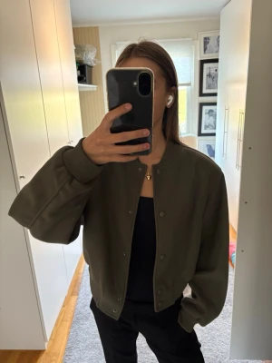 Olivgrön bomberjacka  - Snygg olivgrön bomberjacka perfekt till våren