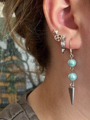 Ljusblåa handgjorda pärlörhängen med nitar  - Jag gör dessa örhängen av återbrukade pärlor som jag har hittat på secondhand genom pärlhalsband. Jag skapar dessa örhängen av noggrant utvalda pärlor från secondhand – ett medvetet val för att ge vackra material ett nytt liv.  Eftersom pärlorna är återbrukade kan små märken eller färgskiftningar förekomma på t.ex. metallen. Undvik kontakt med vatten för att bevara smyckena så fina som möjligt. Alla örhängen är handgjorda och säljs i par 💖🫶🏻⚜️