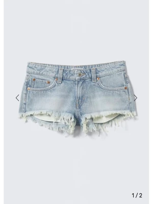 Ljusblå jeansshorts från Weekday - Säljer ett par jättefina jeansshorts från Weekday som e lågmidjade o dom är i jättebra skick💓slutsålda på weekdays hemsida o köpte dom för 400, tar emot prisförslag 💗säljer för dom är för små!! 