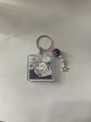 Yuji nyckelring  - 100% handgjord av mig! Snälla kontakta innan du trycker på köp nu, ifall den redan har blivit såld på en annan app🫶🏼 #trinket #y2k #alt #emo #goth #anime #kpop #scene #whimsical #fairy #fairycore #fairygrunge #kawaii #coquette #sanrio #juminocore #shoujo #swag #mlp #mylittlepony #bluelock #saikik #demonslayer #naruto #jujutsukaisen #jjk 