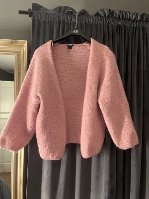 Ljusrosa stickad kofta från Lindex - Superfin kofta knappt använd 