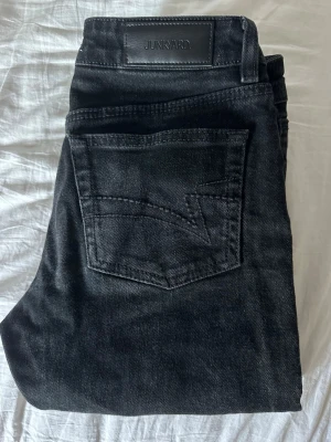 Bootcut jeans från Junkyard - Snygga svarta lågmidjade bootcut jeans från Junkyard med klassisk femficksmodell och silverfärgade nitar. 💕