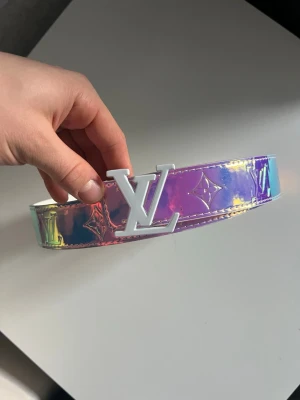 Monogram bälte - Tja säljer detta bälte använt 1 gång (testat inne) storlek är 110cm passar dom flesta färgen är väldigt unik skriv vid minsta fundering!🤩