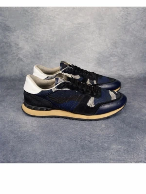 Valentino Rockrunner - Skick: 8/10 (små defekter, se bild 2–3). | Ingår: Bara skorna. | Nypris: +- 7000 SEK. | Givetvis äkta. INGÅR TVÄTT PÅ SKORNA! 