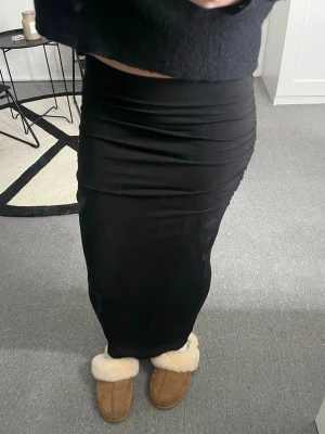 Gina kjol - Långkjol från Gina som är tajt med ribbat på sidorna. Nästan aldrig använd!!