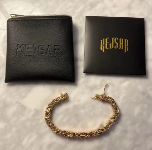 Guldarmband från Kejsar - Snyggt guldarmband från Kejsar med flätad design och robust lås. Armbandet har en exklusiv känsla och kommer med originalförpackning och svart läderfodral. Perfekt accessoar för dig som vill sticka ut med stilrena detaljer.