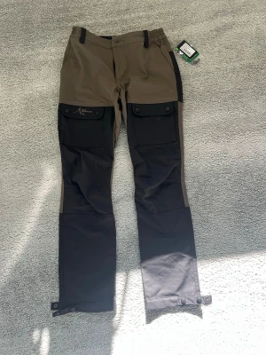 Nya vandringsbyxor - Helt nya oanvända vandringsbyxor. 6 fickor. Storlek 160. 