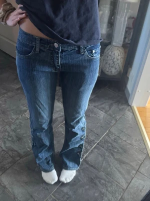 Lågmidjade jeans - Lågmidjade jeans från Army jeans, stl S Supersnygga mörkblå jeans med låg midja och fina detaljer på benen. Sitter snyggt på höften och ger en riktigt fin passform ✨  Säljer pga används tyvärr inte längre. Bra skick 💙