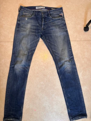 Replay jeans - Hej, Säljer dessa replay jeans med en riktigt snygg tvätt. Säljes då dom var lite för stora mig mig. Slitning över ena knät. Bra skick, storlek 33/34.