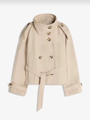 Bershka trenchcoat - Den trendiga stilrena trenchcoaten i beige med dubbelknäppning, hög krage och bälte i midjan. Jackan har axelklaffar, justerbara ärmslut med spännen och klassiska detaljer. Perfekt för en trendig och avslappnad look. Slutsåld överallt!!!🙌💖💖