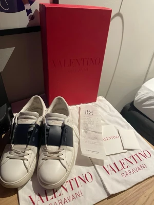 Valentino opens - Navy blue Valentino opens i väldigt bra skick🌟 Storlek 42. Allt og med följer (kvitto också) Såklart äkta. Om man kollar närmare så ser man att lite av snöret har färgat av sig men det är inget nån tänker på. Priset är inte helt hugget i sten🪨 bara att höra av sig vid minsta lilla fråga🙌