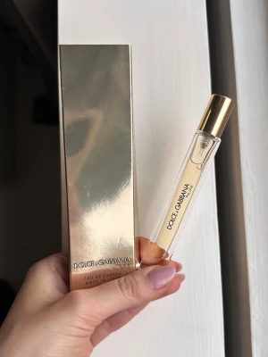 Dolce & Gabbana The One EdP - Lyxig parfym från Dolce & Gabbana, The One Eau de Parfum. 10ml - Perfekt storlek för att ta med i väskan🖤