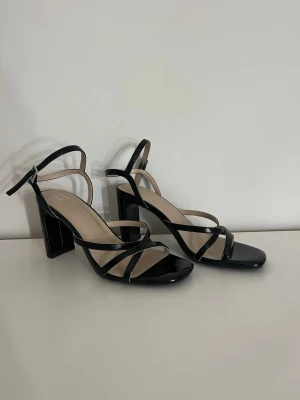 Svarta klackar  - Jättesnygga svarta klackskor med 9 cm klack perfekt till t.ex balen. Endast använda en gång så i jättebra skick. Skriv gärna om det finns frågor.💞