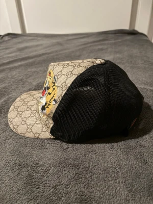 Gucci keps - Säljer fet gucci keps storlek M men passar alla typ pris - 880 men kan diskuteras vid snabbäffär