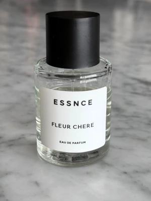 Essnce Fleur Chere Eau de Parfum - Essnce Fleur Chere Eau de Parfum, lite mer än hälften kvar. https://essnce.se/products/fleur-chere?_pos=1&_psq=Fle&_ss=e&_v=1.0