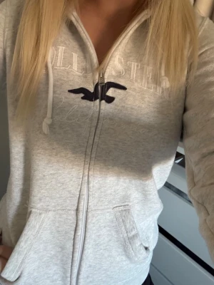 Grå zip up Hoodie Hollister  - Grå zip up Hoodie ifrån Hollsiter i storlek xs! Något nopprig 