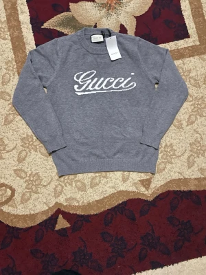 Grå Sweater  - Mer bilder kan skickas med mer information.