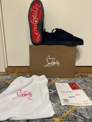 Loubs 43 - Mörkblåa loubs. Dom är 43. Helt nya. Kvitto ingår samt kort,papper och dustbag. Passar dig som gillar mode och trend. Priset går att diskuteras. Fraktas direkt efter köp!