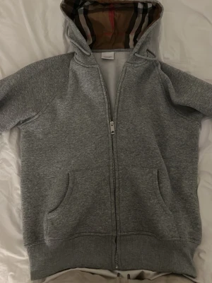 Grå zip hoodie från Burberry - Burberry zip passar om du är runt 180cm skulle jag säga