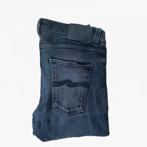 Selvedge nudie lean dean  - Säljer ett par schysta nudie lean dean Selvedge jeans i toppskick. Dessa jeans kan bygga riktigt snygga slitningar över tid. Jeansen har en slim fit passform dessutom.             Mått 📏                                                             Midja: 41cm.                                                      Längd: 105cm.                                                            Benöppning nere: 15cm. 