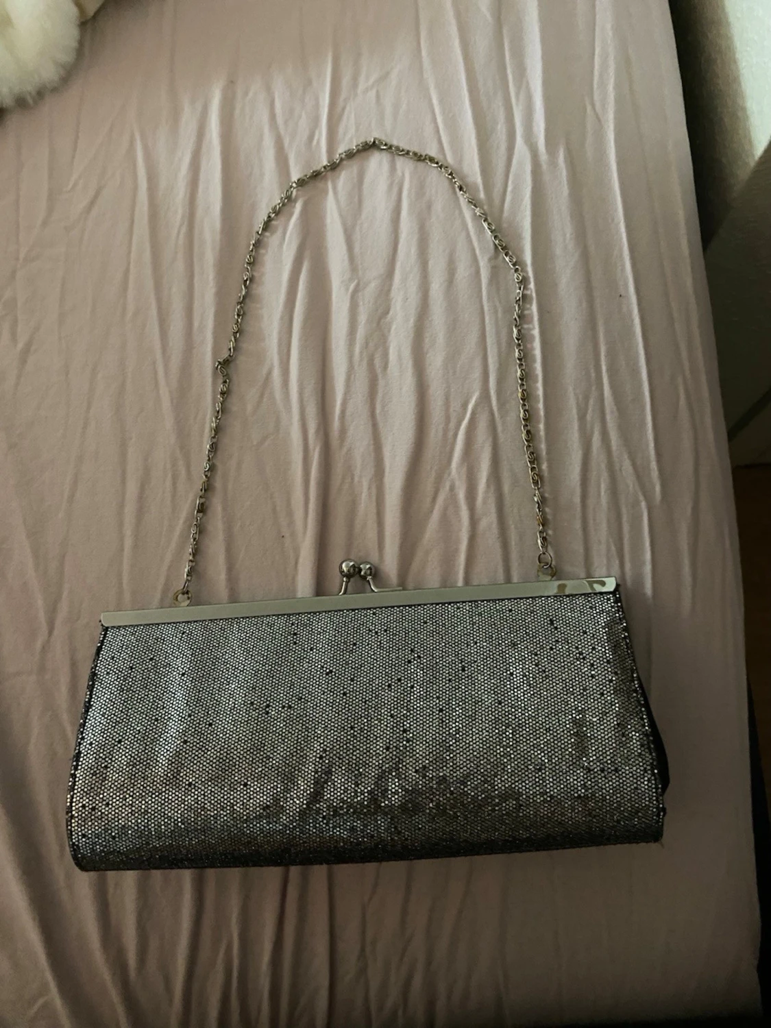 Glittrig silver kuvertväska med kedja