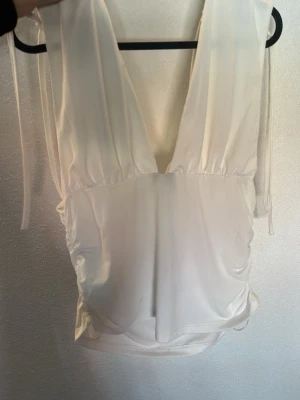vit Topp  - Från gina, tvättas innan den skickas självklart. Köpt sommaren 2025. Jag kan använda den och har stlk M. 