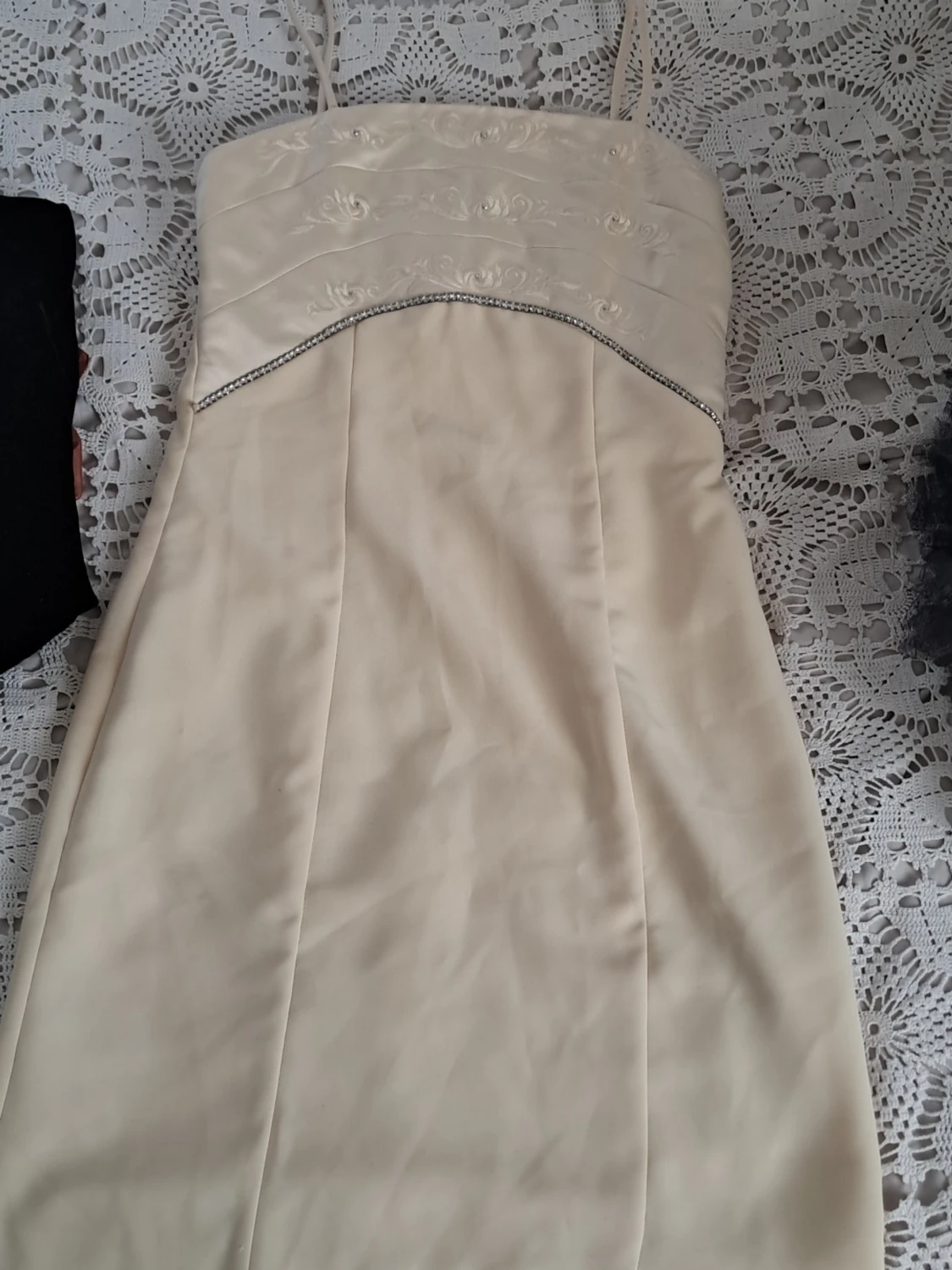 Champagnefärgad kort klänning med pärldetaljer - 1