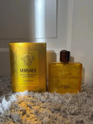 Versace eros energy 50 Ml kvar - Säljer en perfym som är 100 ml från början men nu är de ganska exakt 50 ml kvar. God sommar doft och perfekt för sommaren. Pris kan diskuteras!
