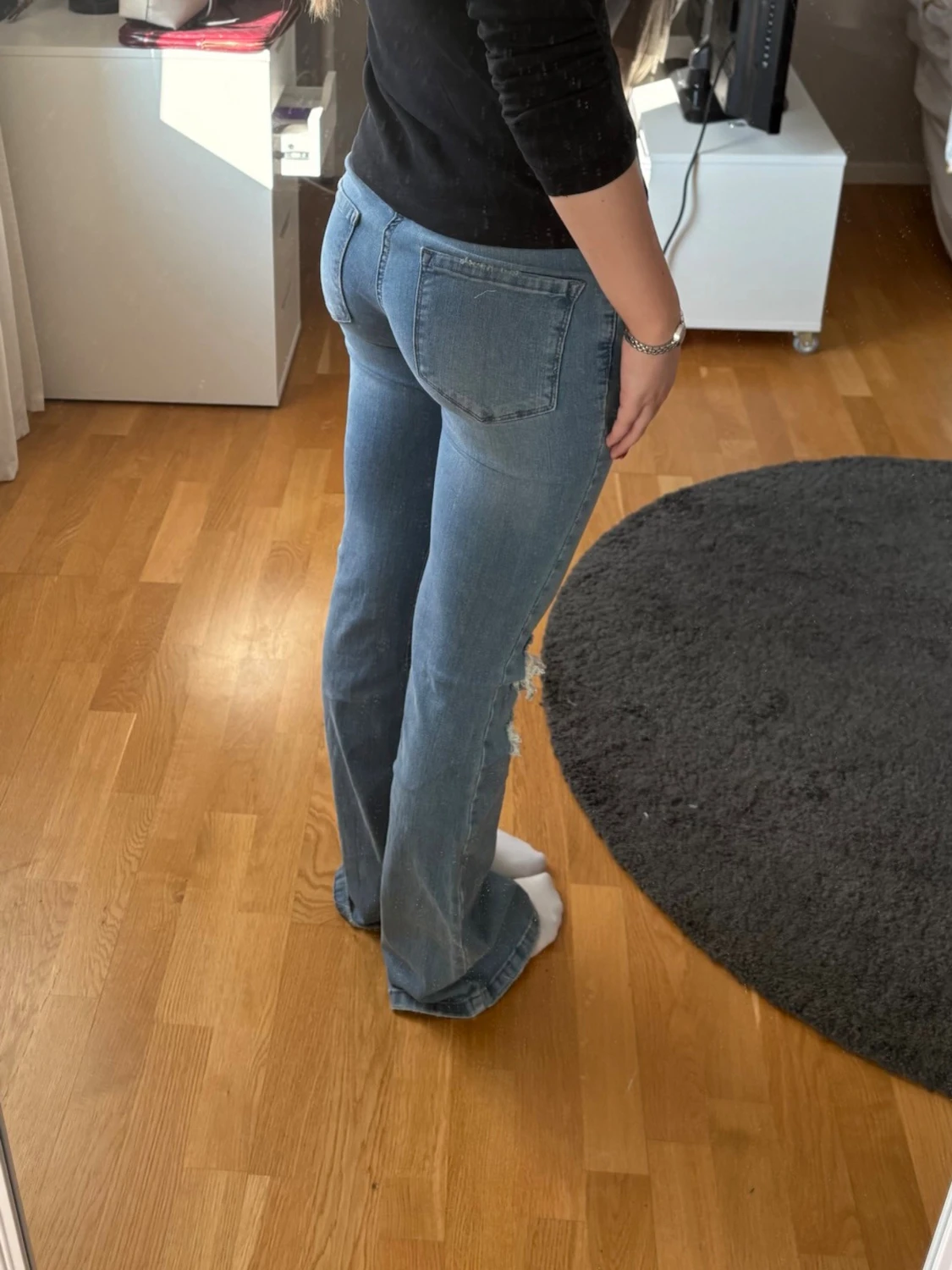 Ljusblå slitna bootcut jeans - 1