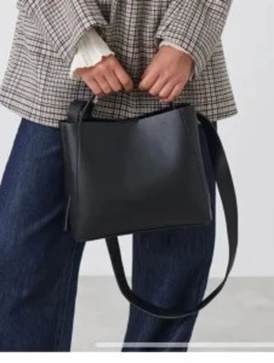 Svart väska  - Snygg svart väska från Gina tricot, köpt för ett år sen, inte använt så jätte mycket. Använder inte heller nu för har för mycket väskor. Köpt för 399kr