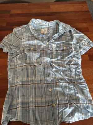 Tunn blus/skjorta - Tunn blus skjorta en riktigt gammal modell från LOGG. h&m. Storlek 40 i gammal modell, som storlek XS eller tajtare S nu idag 