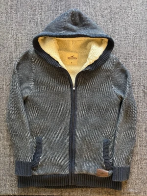 Fodrad hollister cardigan ~ sällsynt  - Säljer en sjukt sällsynt Hollister zip tröja. Fodrad inuti och stickat material | storlek M | vintage | Perfekt nu till våren | obs kan även gå ner i pris vid snabb affär!