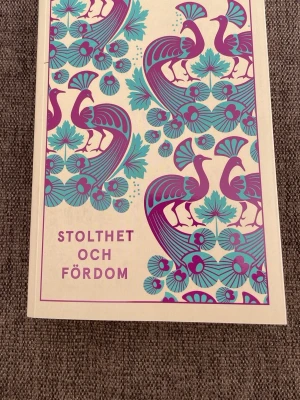 Stolthet och fördom av Jane Austen - Säljer en svensk utgåva av klassikern 'Stolthet och fördom'. Den är läst en gång men är i princip i nytt skick.