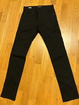 2 st slim jeans från Jack & Jones - Säljer två par svarta slim fit jeans från Jack & Jones båda för 300. Helt nya aldrig använda, fått dom men gillar inte att de är slim så aldrig använda. Klassisk femficksmodell med smal passform och normal midja. Jeansen är tillverkade i ett mjukt bomullsmaterial med super stretch för extra komfort. Perfekta för en clean och stilren look. Bara att skriva vid funderingar😁