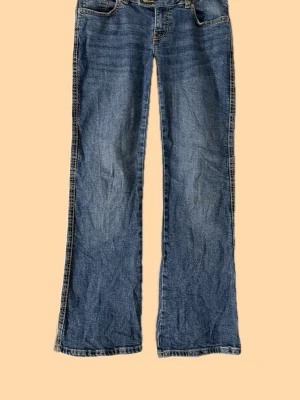 Blå bootcut jeans  - Snygg väldigt lågmidjade jeans! 