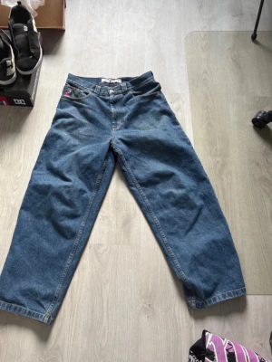 Blåa Baggy jeans av Big Boys - Säljer ett par blåa jeans från Big Boys med riktigt bred passform och raka ben. Klassisk femficksmodell med knappgylf, något slitna benslut. Perfekta för dig som gillar baggy byxor och avslappnad stil. Pris går att diskutera 